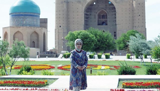 Emine Erdoğan, Türkistan’da Hoca Ahmet Yesevi Türbesi’ni ziyaret etti