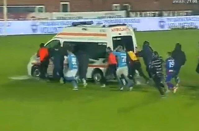 En sonunda bunu da gördük! Sahaya giren ambulansı futbolcular itti