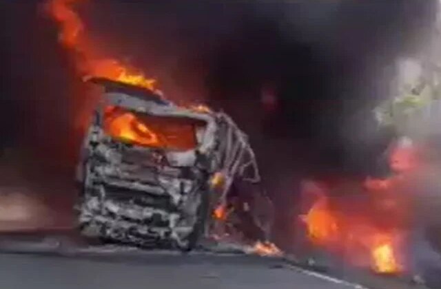 Endonezya’da katliam gibi kaza: Otobüs ve tanker çarpıştı, 16 kişi öldü