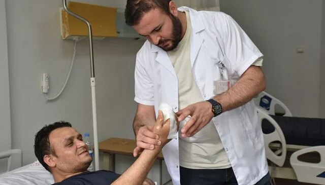 Enfeksiyon kapan parmağı kasığına dikilerek kesilmekten kurtarıldı