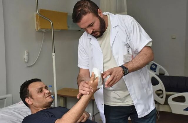 Enfeksiyon kapan parmağı kasığına dikilerek kesilmekten kurtarıldı