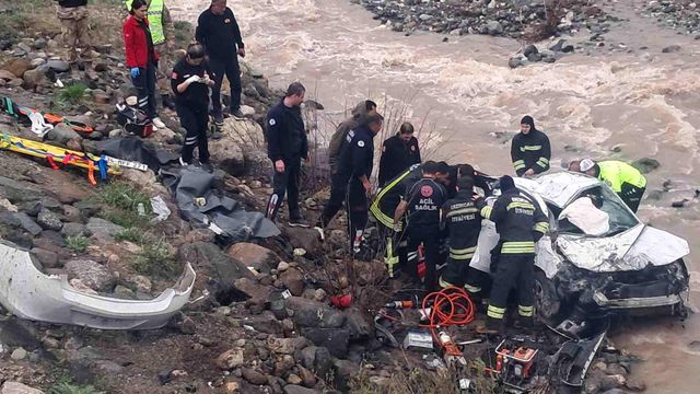 Erzincan’da otomobil dereye uçtu: 2 ölü, 1 ağır yaralı