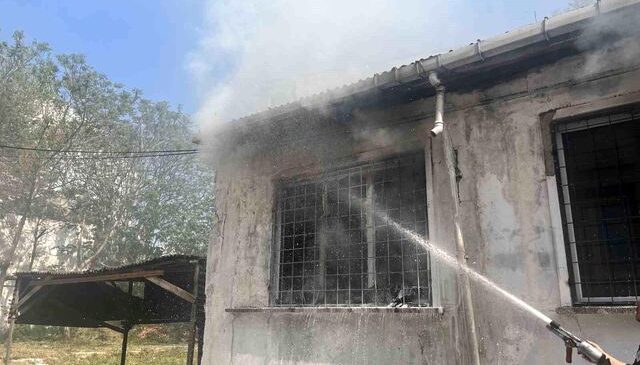 Eşiyle tartıştı, evi ateşe verip çatıdan atlayarak kaçtı
