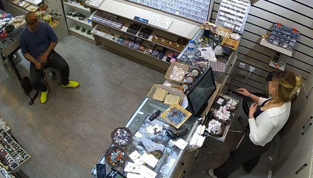 Kadın çalışanın karşısına geçip kendini tatmin etti