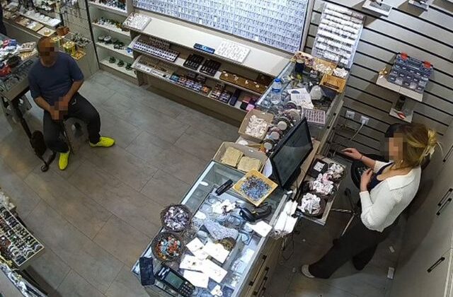 Kadın çalışanın karşısına geçip kendini tatmin etti