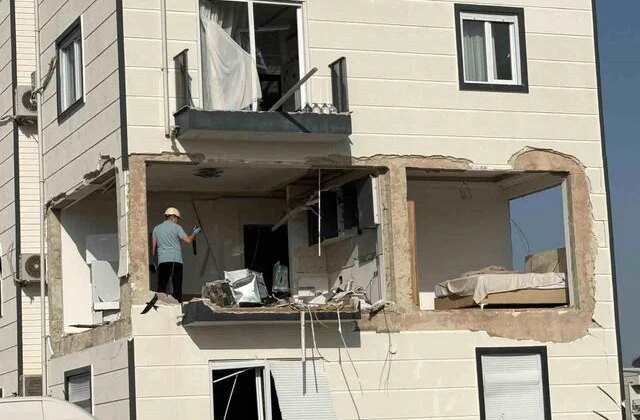 Antalya’da evde patlayan tüp binayı harabeye çevirdi: 1 yaralı