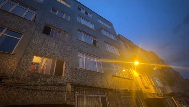 Fatih’te cam silerken 5’inci kattan apartman boşluğuna düşen kadın öldü