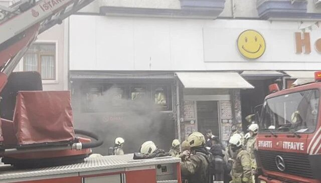 Fatih’te marketin deposunda yangın çıktı, binada mahsur kalanlar kurtarıldı