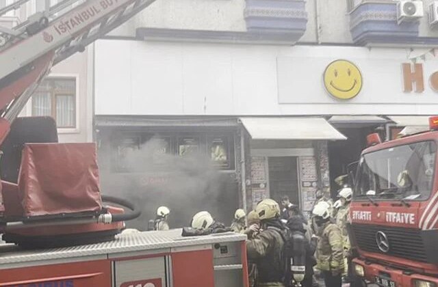 Fatih’te marketin deposunda yangın çıktı, binada mahsur kalanlar kurtarıldı