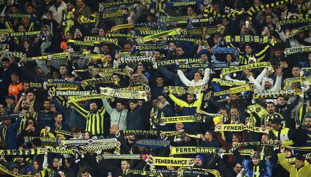 Fenerbahçe taraftarlarından oyuncularına protesto