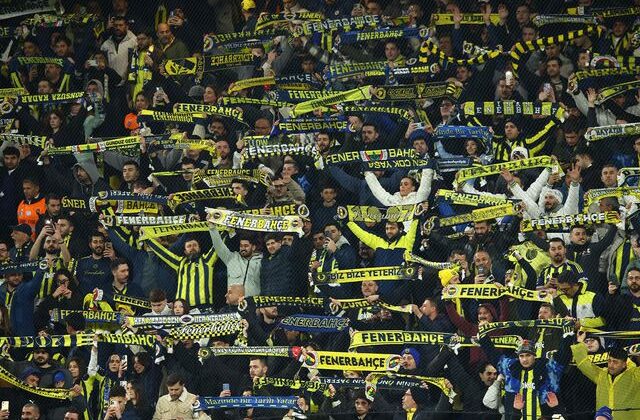 Fenerbahçe taraftarlarından oyuncularına protesto