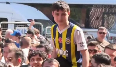 Fenerbahçeli taraftar, Galatasaray’ın şampiyonluk kutlamasına katıldı