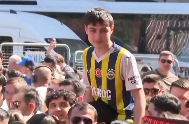 Fenerbahçeli taraftar, Galatasaray’ın şampiyonluk kutlamasına katıldı
