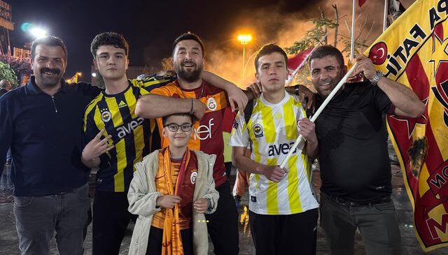 Fenerbahçeli taraftarlar da Galatasaraylıları yalnız bırakmadı