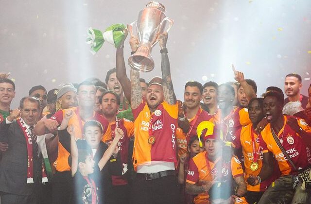 Galatasaray 26. şampiyonluğunu kutluyor! Sarı-kırmızılılar kupasını kaldırdı
