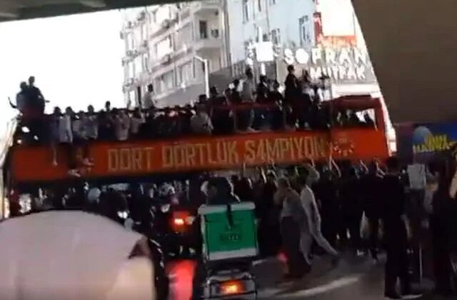 Galatasaray’ın takım otobüsü geçerken bir anda bağırmaya başladı: Hırsızlar, hırsızlık kutlanamaz