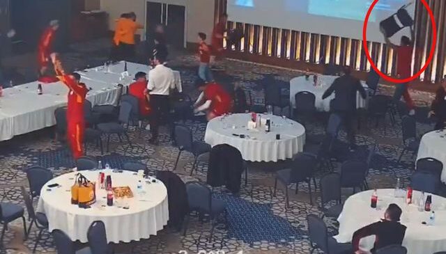 Galatasaraylı futbolcular Fenerbahçe gol yiyince çıldırmış! Eline sandalye alıp koşan bile var