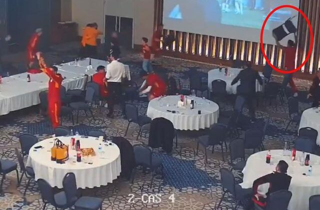 Galatasaraylı futbolcular Fenerbahçe gol yiyince çıldırmış! Eline sandalye alıp koşan bile var