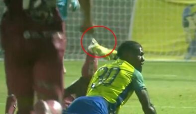 Genç futbolcunun bacağı kırıldı! O anlar kamerada