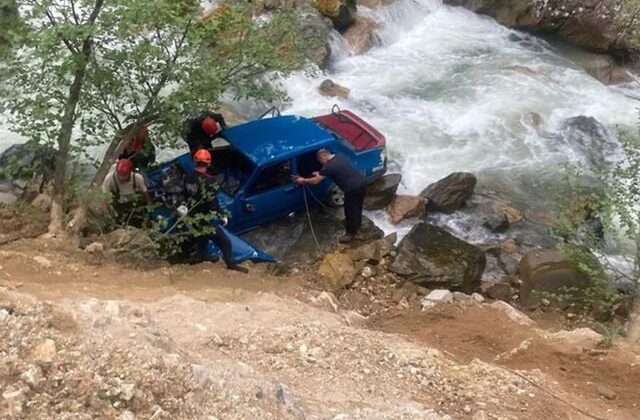 Otomobil dereye düştü; karı-koca öldü
