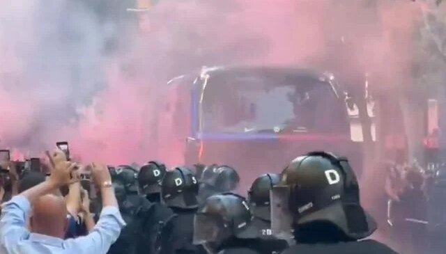 Görülmemiş olay! Rakip takım sandılar, kendi takım otobüslerini taşladılar