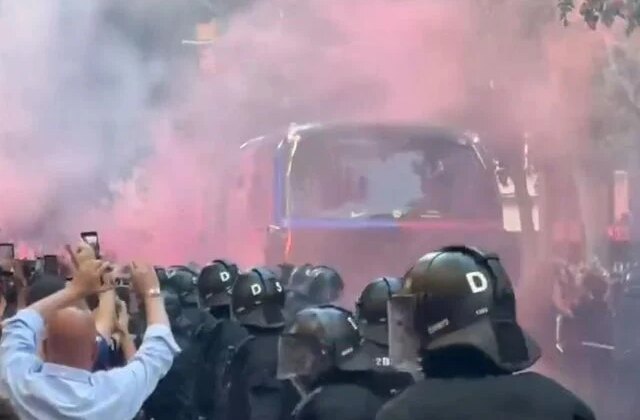 Görülmemiş olay! Rakip takım sandılar, kendi takım otobüslerini taşladılar