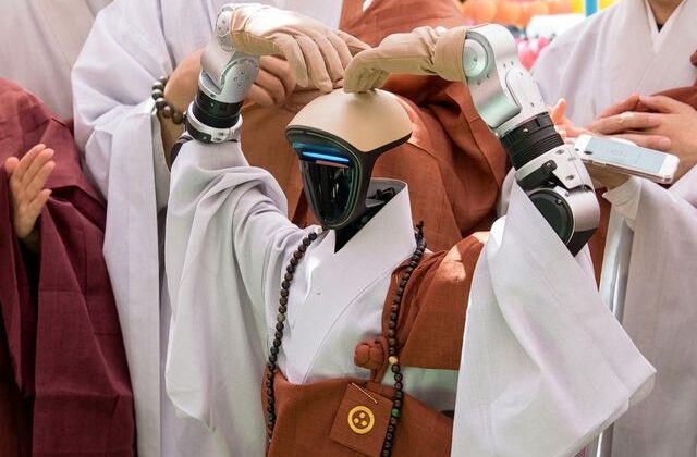 Güney Kore’de insansı robot Budist oldu, “enerji tasarrufu” yemini etti