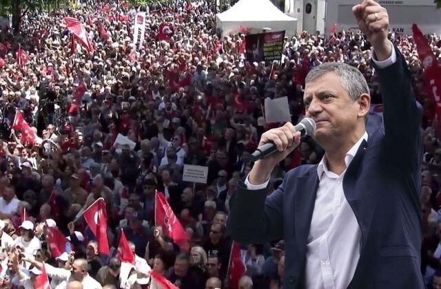 Güvenpark’ta insan seli! Özgür Özel’in programı öncesi alan doldu taştı