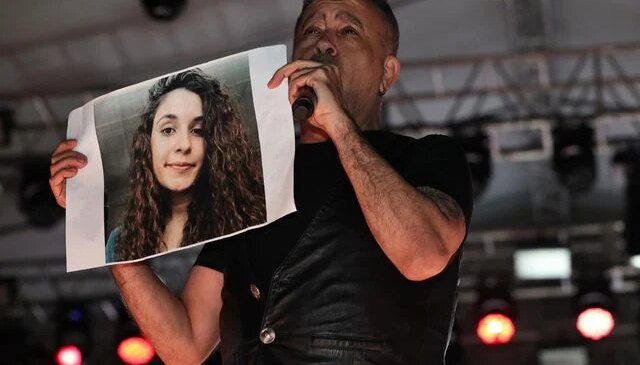 Haluk Levent, konserde Gülistan Doku’nun posteri açıp türkü seslendirdi