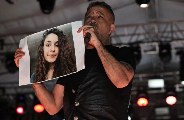 Haluk Levent, konserde Gülistan Doku’nun posteri açıp türkü seslendirdi
