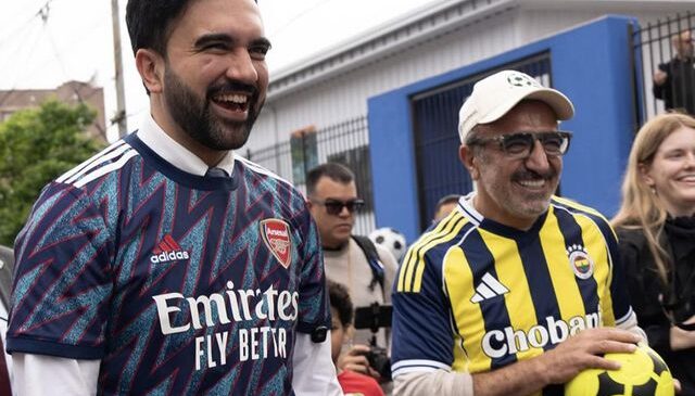 Hamdi Ulukaya Fenerbahçe forması giydi, New York sokaklarında top oynadı