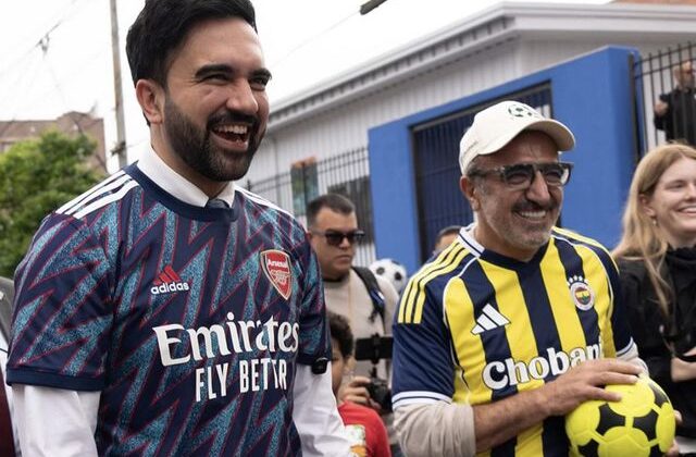 Hamdi Ulukaya Fenerbahçe forması giydi, New York sokaklarında top oynadı