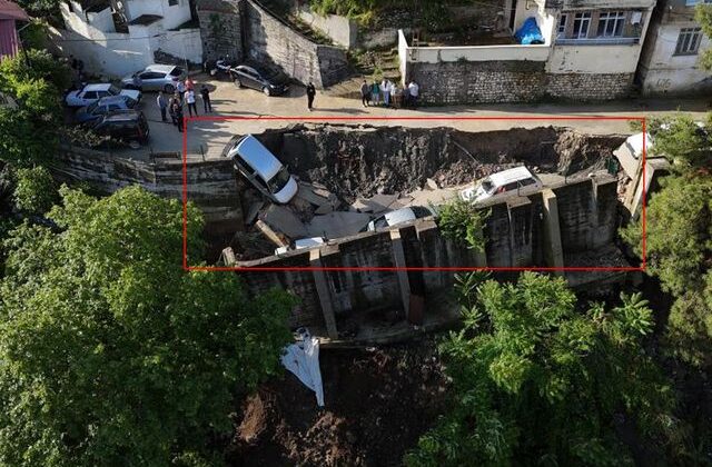Yağışın bilançosu ağır oldu! Çöken yol araçları yuttu