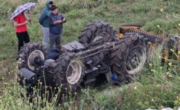 Devrilen traktörün altında yaşamını yitirdi