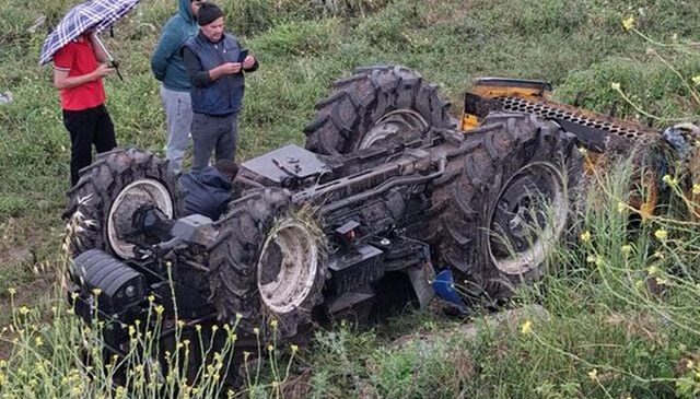 Devrilen traktörün altında yaşamını yitirdi
