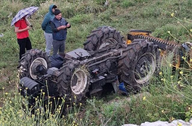 Devrilen traktörün altında yaşamını yitirdi