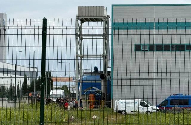 1 tonluk malzemelerin arasında kalan işçi hayatını kaybetti
