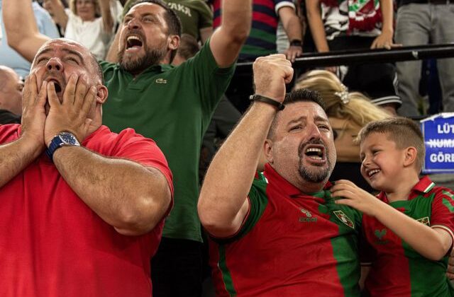 İnanılmaz anlar! Karşıyaka son saniye basketiyle ligde kaldı, taraftar parkeye indi