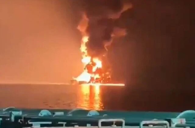 İran’ın BAE’ye ait petrol tankerini vurduğu anlar kamerada