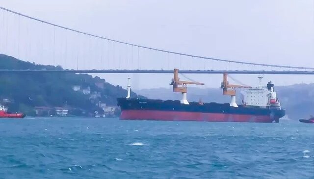 Drone saldırısına uğrayan gemi İstanbul Boğazı’nı kapattı