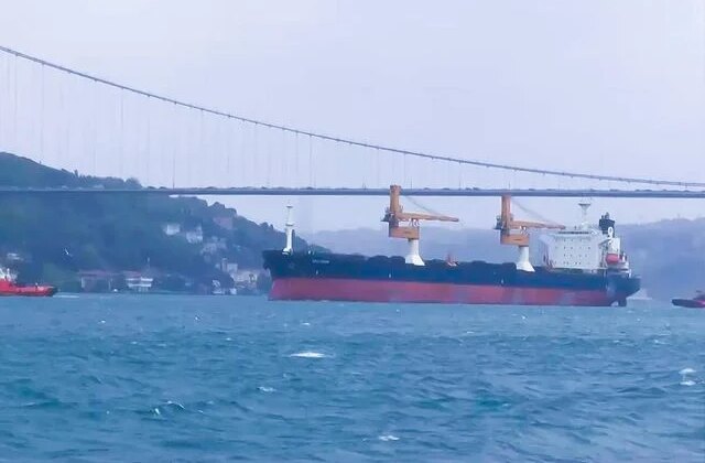 Drone saldırısına uğrayan gemi İstanbul Boğazı’nı kapattı