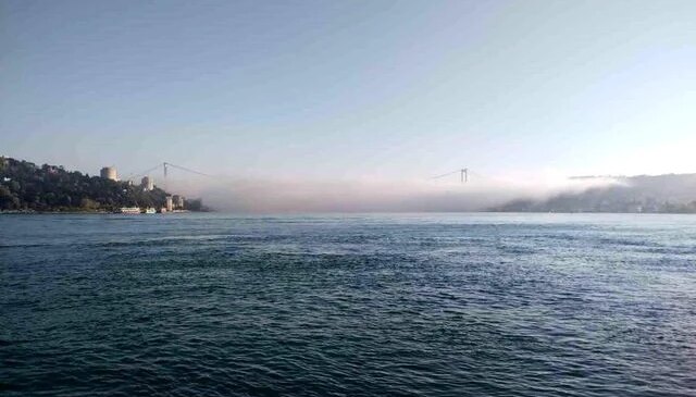İstanbul Boğazı’nda yoğun sis etkili oldu, köprü neredeyse kayboldu