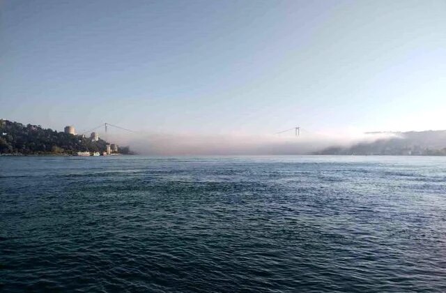 İstanbul Boğazı’nda yoğun sis etkili oldu, köprü neredeyse kayboldu