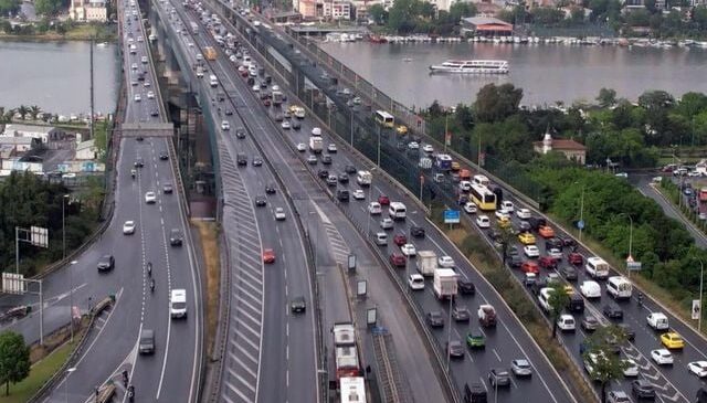 İstanbul’da yağmur trafiği felç etti: Yoğunluk yüzde 85