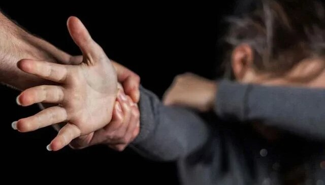 Sosyal medyada müstehcen içerikleri paylaşılan 11 yaşındaki kızın ailesine gözaltı