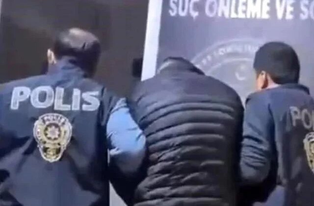 İzmir’de 50 yıl hapis cezasıyla aranan şüpheli gardıropta yakalandı