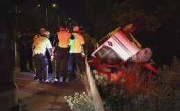 İzmir’de su kanalına girip takla atan hafif ticari araç şarampole devrildi: 2 ölü