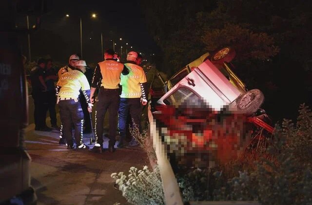 İzmir’de su kanalına girip takla atan hafif ticari araç şarampole devrildi: 2 ölü