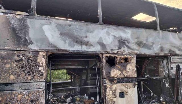 İzmir’den İstanbul’a geziye gelen tur otobüsü alev alev yandı