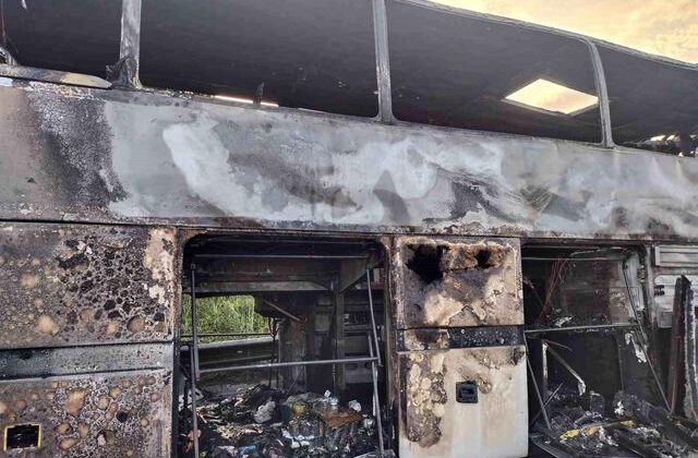 İzmir’den İstanbul’a geziye gelen tur otobüsü alev alev yandı